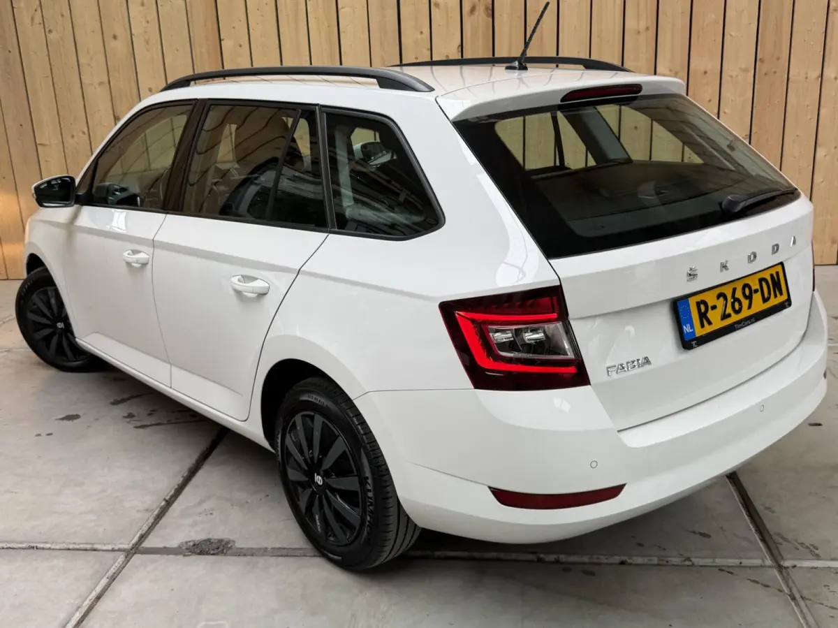 1.0 TSI Ambition Apple CarPlay/Android Auto | Airconditioning | Cruise control | DAB ontvanger | Multifunctioneel stuurwiel | Navigatiesysteem | Signaalkleur | Parkeersensoren achter