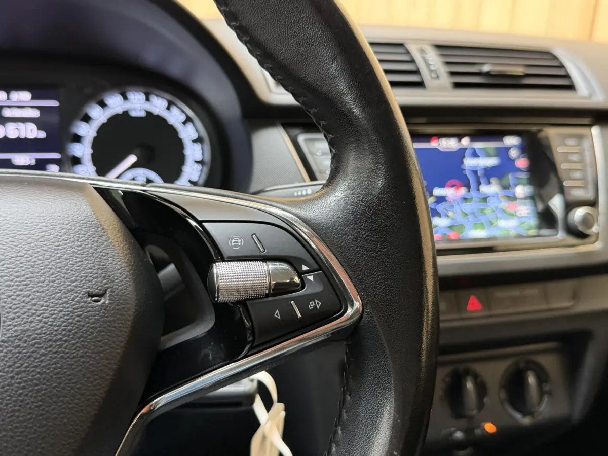 1.0 TSI Ambition Apple CarPlay/Android Auto | Airconditioning | Cruise control | DAB ontvanger | Multifunctioneel stuurwiel | Navigatiesysteem | Signaalkleur | Parkeersensoren achter