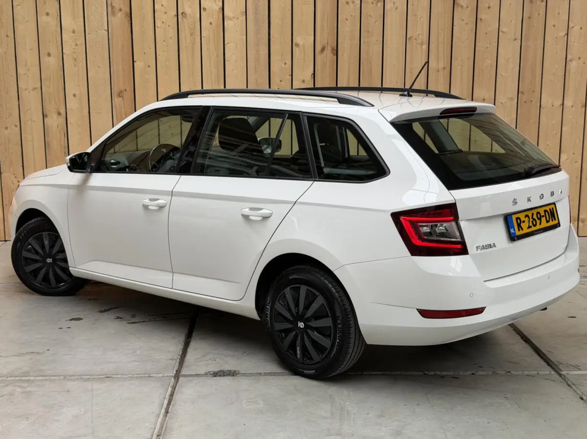 1.0 TSI Ambition Apple CarPlay/Android Auto | Airconditioning | Cruise control | DAB ontvanger | Multifunctioneel stuurwiel | Navigatiesysteem | Signaalkleur | Parkeersensoren achter
