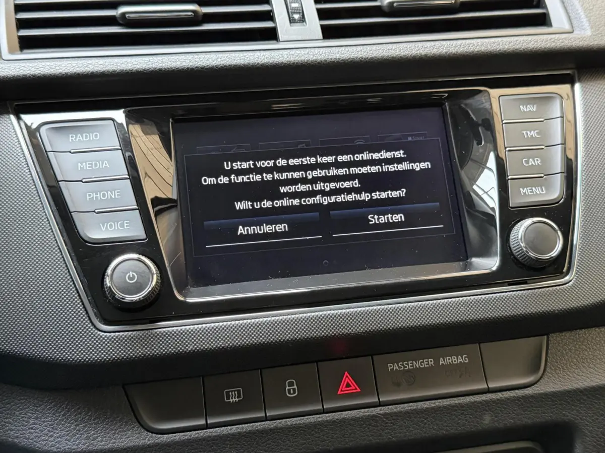 1.0 TSI Ambition Apple CarPlay/Android Auto | Airconditioning | Cruise control | DAB ontvanger | Multifunctioneel stuurwiel | Navigatiesysteem | Signaalkleur | Parkeersensoren achter