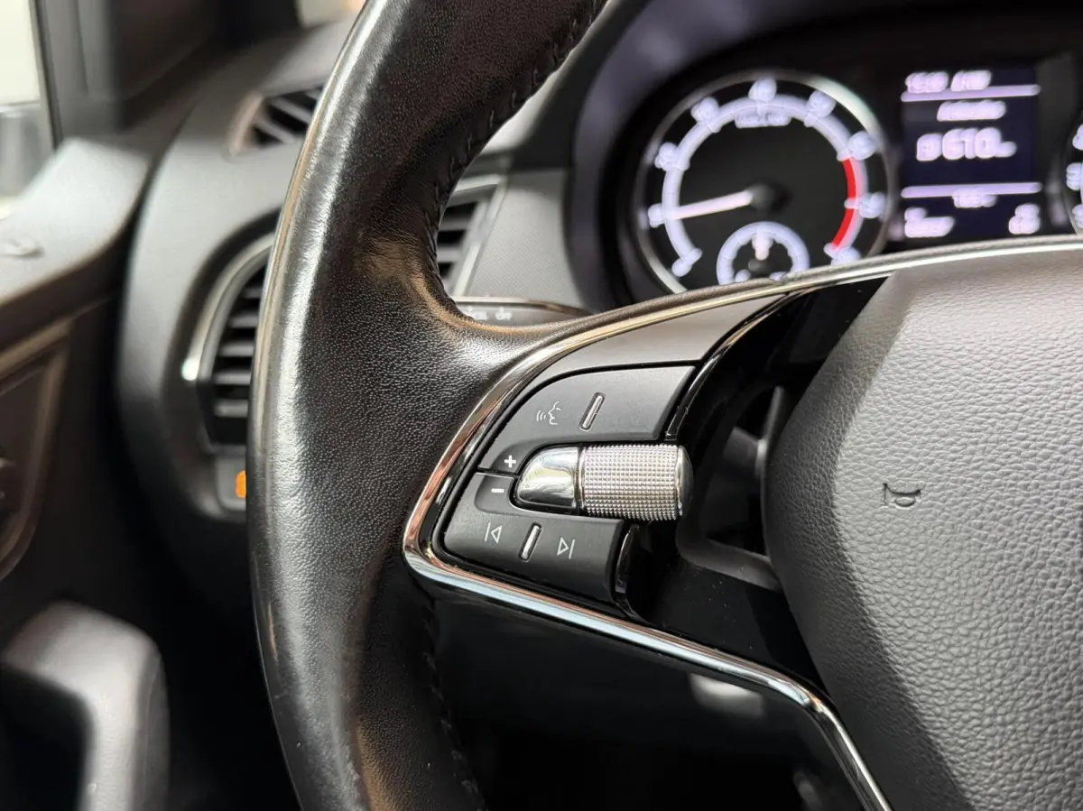 1.0 TSI Ambition Apple CarPlay/Android Auto | Airconditioning | Cruise control | DAB ontvanger | Multifunctioneel stuurwiel | Navigatiesysteem | Signaalkleur | Parkeersensoren achter