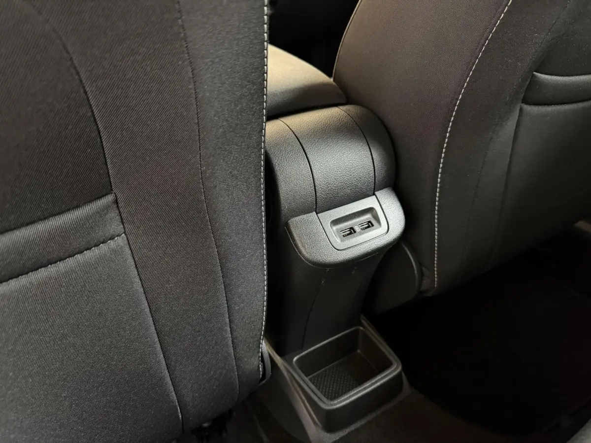 1.0 TSI Ambition Apple CarPlay/Android Auto | Airconditioning | Cruise control | DAB ontvanger | Multifunctioneel stuurwiel | Navigatiesysteem | Signaalkleur | Parkeersensoren achter