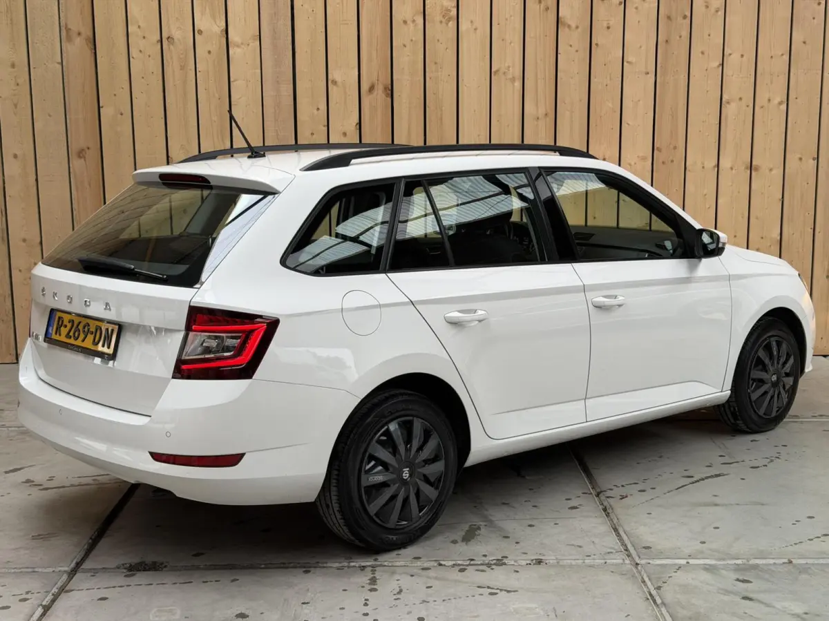 1.0 TSI Ambition Apple CarPlay/Android Auto | Airconditioning | Cruise control | DAB ontvanger | Multifunctioneel stuurwiel | Navigatiesysteem | Signaalkleur | Parkeersensoren achter