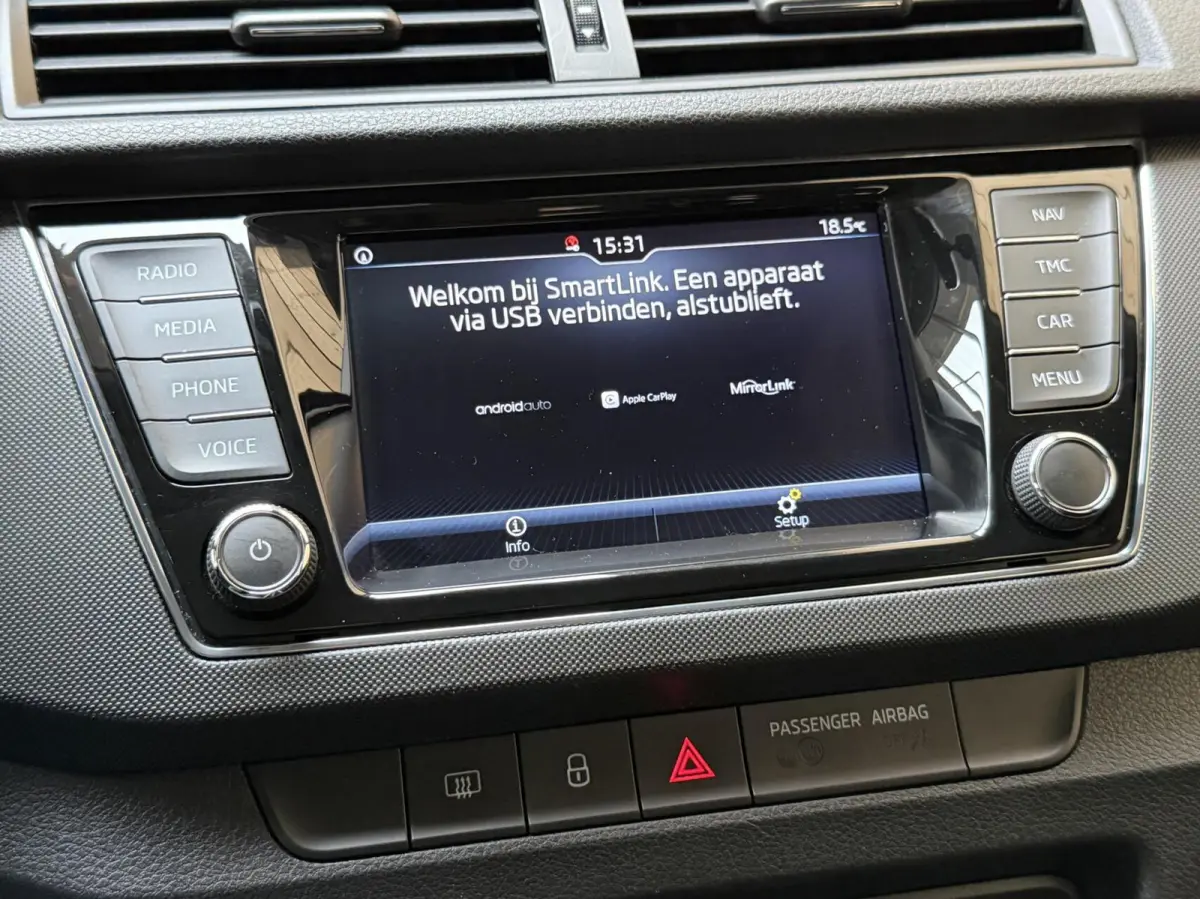 1.0 TSI Ambition Apple CarPlay/Android Auto | Airconditioning | Cruise control | DAB ontvanger | Multifunctioneel stuurwiel | Navigatiesysteem | Signaalkleur | Parkeersensoren achter