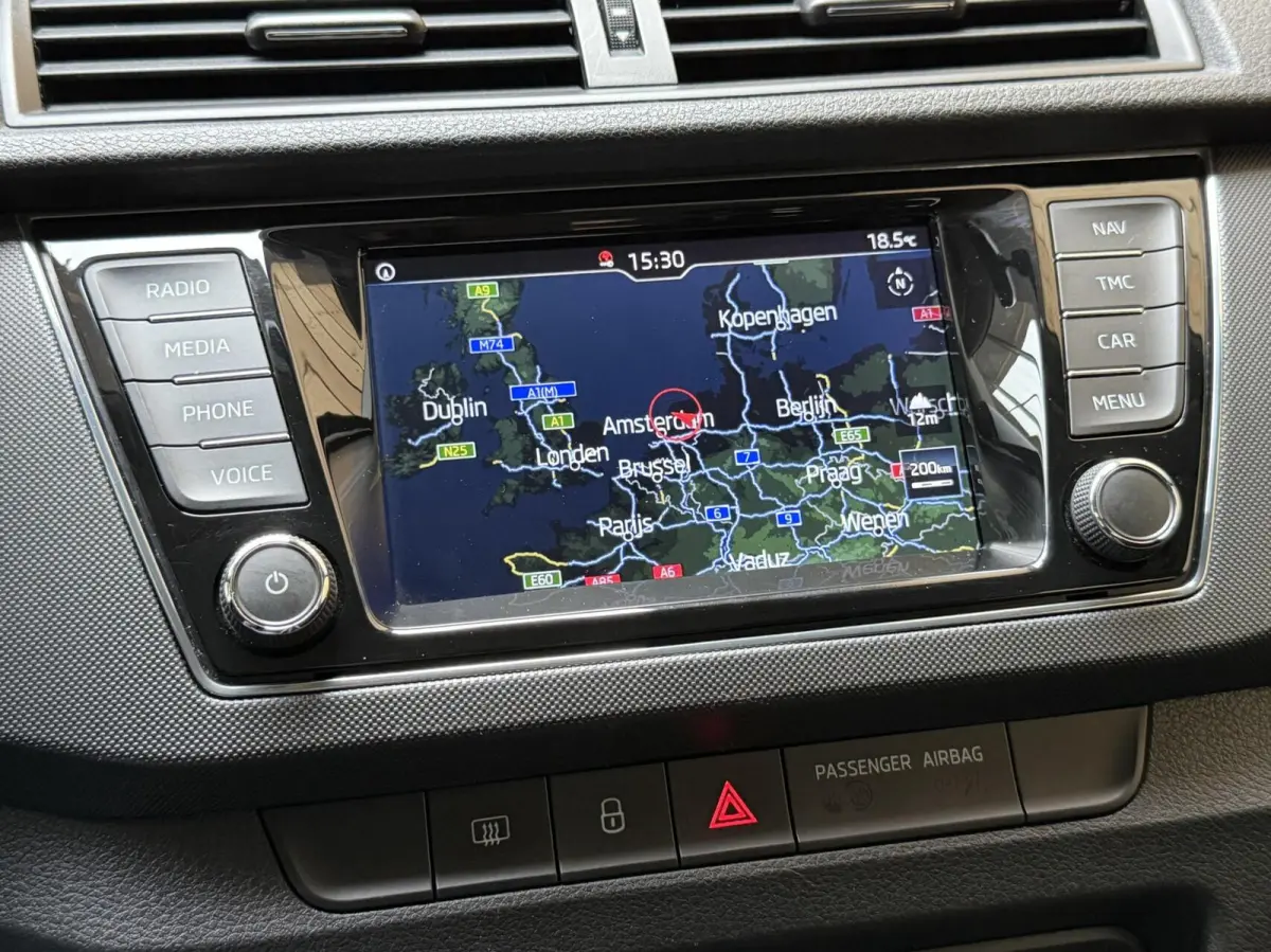 1.0 TSI Ambition Apple CarPlay/Android Auto | Airconditioning | Cruise control | DAB ontvanger | Multifunctioneel stuurwiel | Navigatiesysteem | Signaalkleur | Parkeersensoren achter