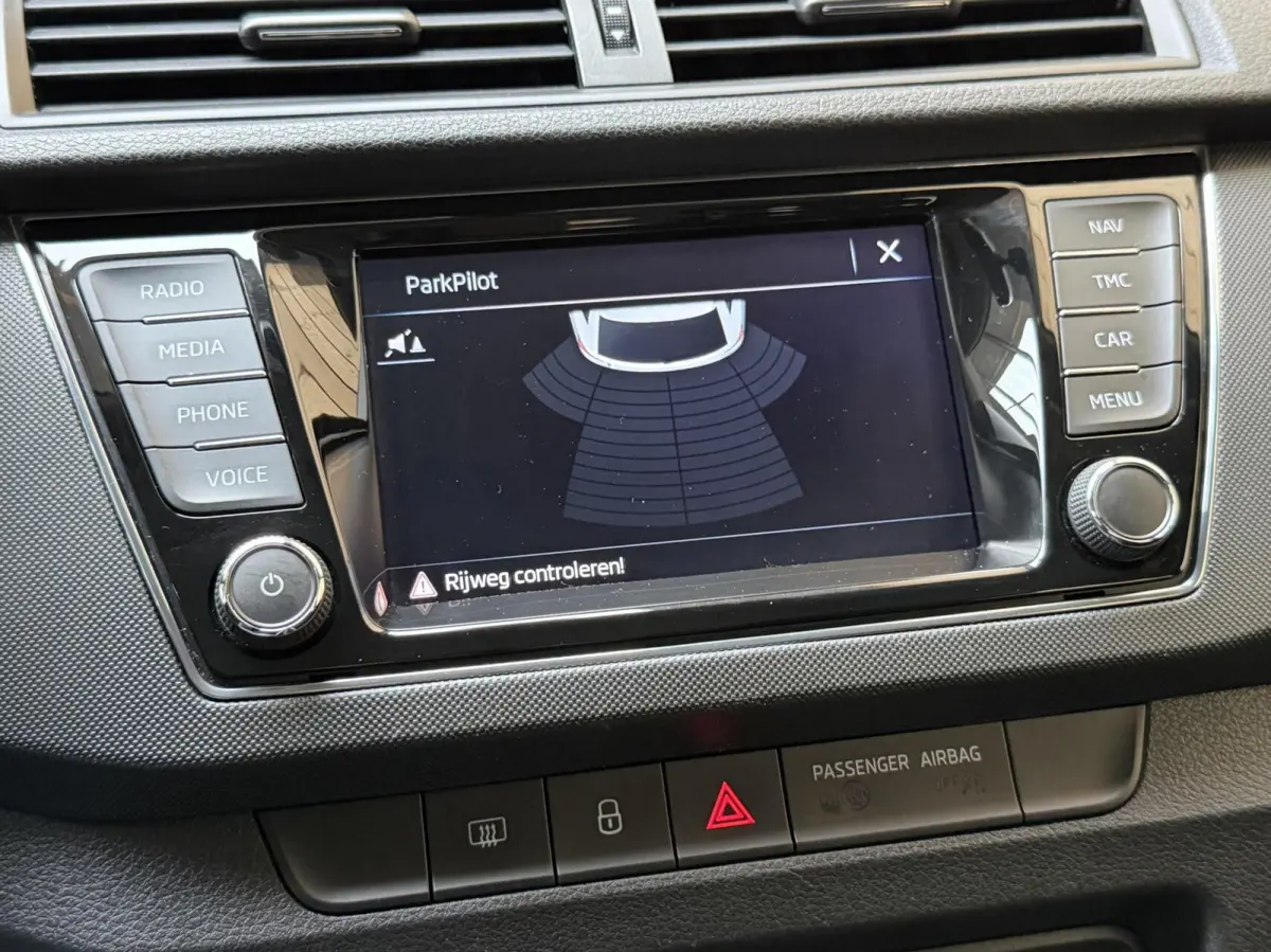 1.0 TSI Ambition Apple CarPlay/Android Auto | Airconditioning | Cruise control | DAB ontvanger | Multifunctioneel stuurwiel | Navigatiesysteem | Signaalkleur | Parkeersensoren achter