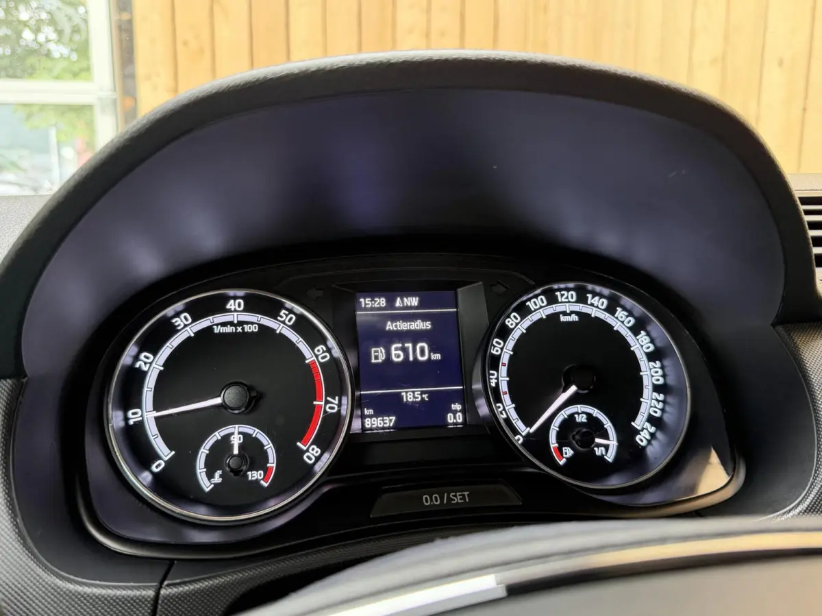 1.0 TSI Ambition Apple CarPlay/Android Auto | Airconditioning | Cruise control | DAB ontvanger | Multifunctioneel stuurwiel | Navigatiesysteem | Signaalkleur | Parkeersensoren achter