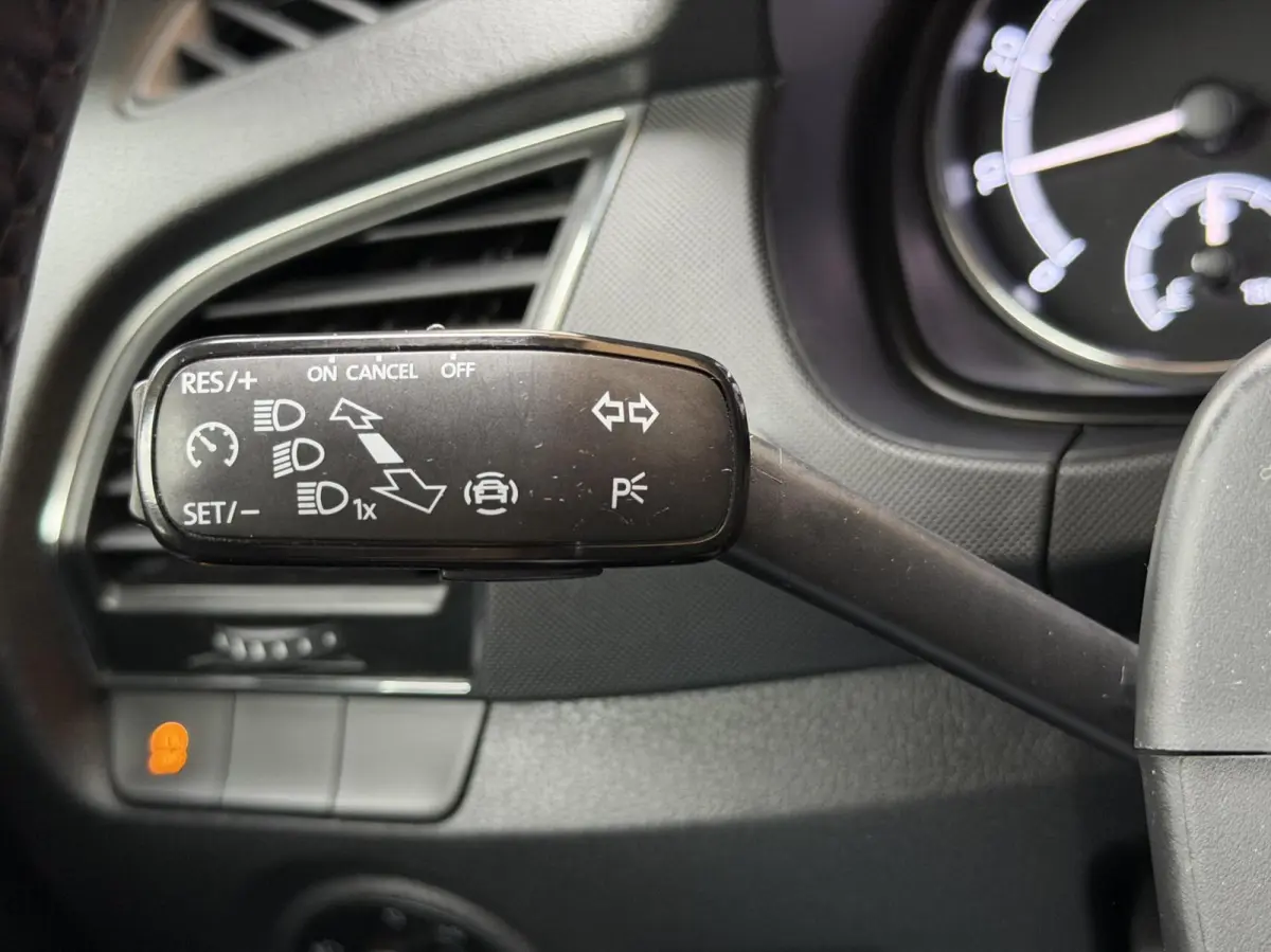 1.0 TSI Ambition Apple CarPlay/Android Auto | Airconditioning | Cruise control | DAB ontvanger | Multifunctioneel stuurwiel | Navigatiesysteem | Signaalkleur | Parkeersensoren achter