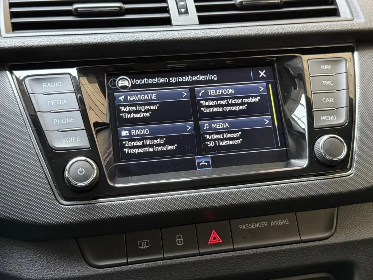 1.0 TSI Ambition Apple CarPlay/Android Auto | Airconditioning | Cruise control | DAB ontvanger | Multifunctioneel stuurwiel | Navigatiesysteem | Signaalkleur | Parkeersensoren achter