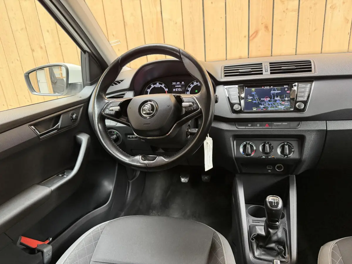 1.0 TSI Ambition Apple CarPlay/Android Auto | Airconditioning | Cruise control | DAB ontvanger | Multifunctioneel stuurwiel | Navigatiesysteem | Signaalkleur | Parkeersensoren achter
