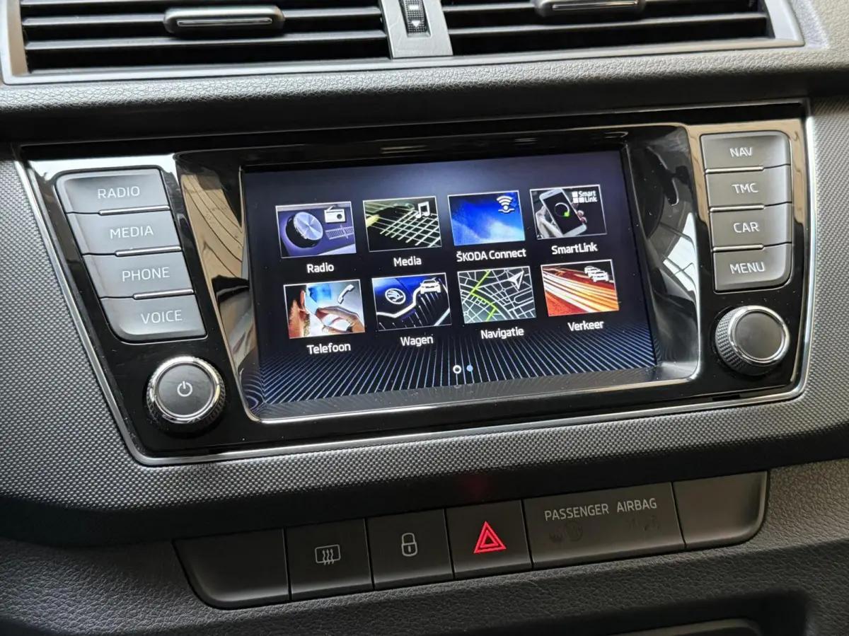 1.0 TSI Ambition Apple CarPlay/Android Auto | Airconditioning | Cruise control | DAB ontvanger | Multifunctioneel stuurwiel | Navigatiesysteem | Signaalkleur | Parkeersensoren achter