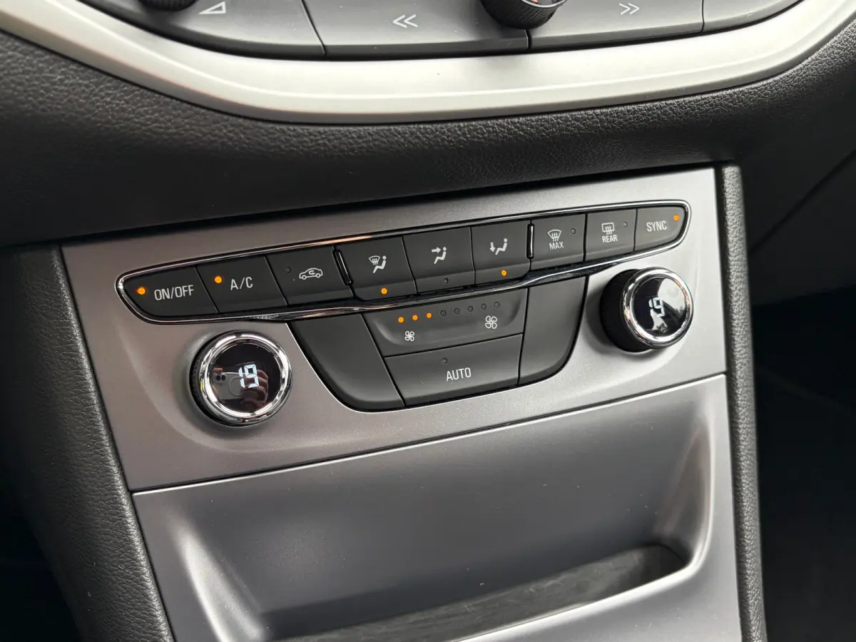 1.0 105 PK Online Edition | TREKHAAK AFNB.| NAVIGATIE + APPLE CARPLAY/ANDROID AUTO| CAMERA + PARKEERSENSOREN| DAB| ELEC. CLIMATE CONTROL| AIRCO|