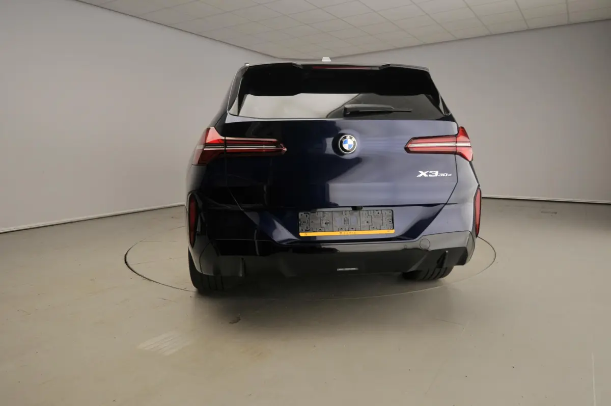 30e xDrive M-Sportpakket Pro / Panoramadak / Driving assist plus / Trekhaak Comfort pack / Alu wielen 21 inch