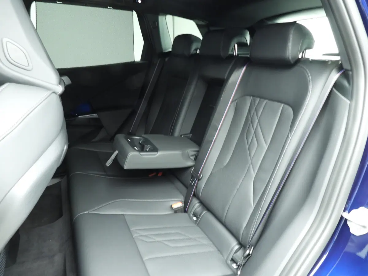 30e xDrive M-Sportpakket Pro / Panoramadak / Driving assist plus / Trekhaak Comfort pack / Alu wielen 21 inch