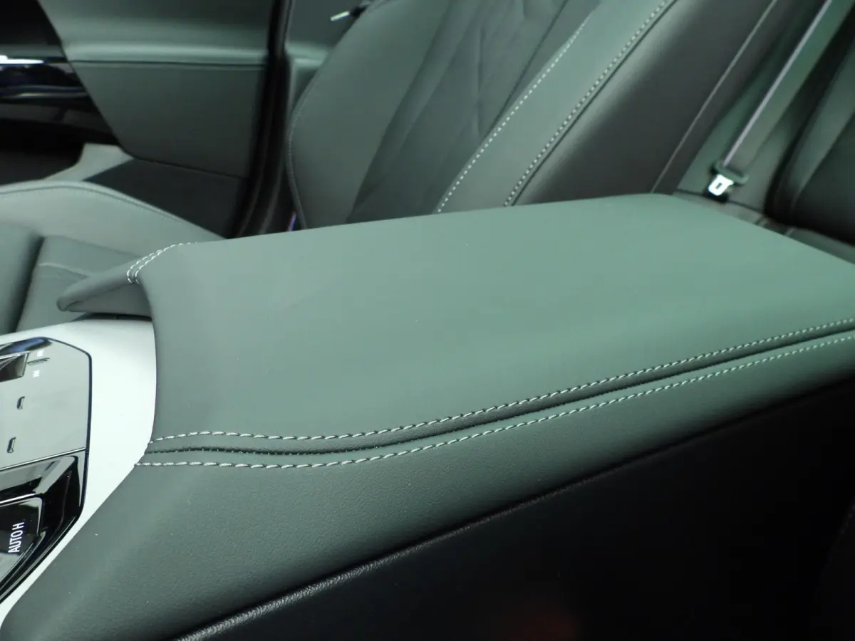 30e xDrive M-Sportpakket Pro / Panoramadak / Driving assist plus / Trekhaak Comfort pack / Alu wielen 21 inch