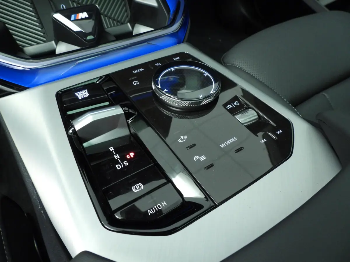 30e xDrive M-Sportpakket Pro / Panoramadak / Driving assist plus / Trekhaak Comfort pack / Alu wielen 21 inch