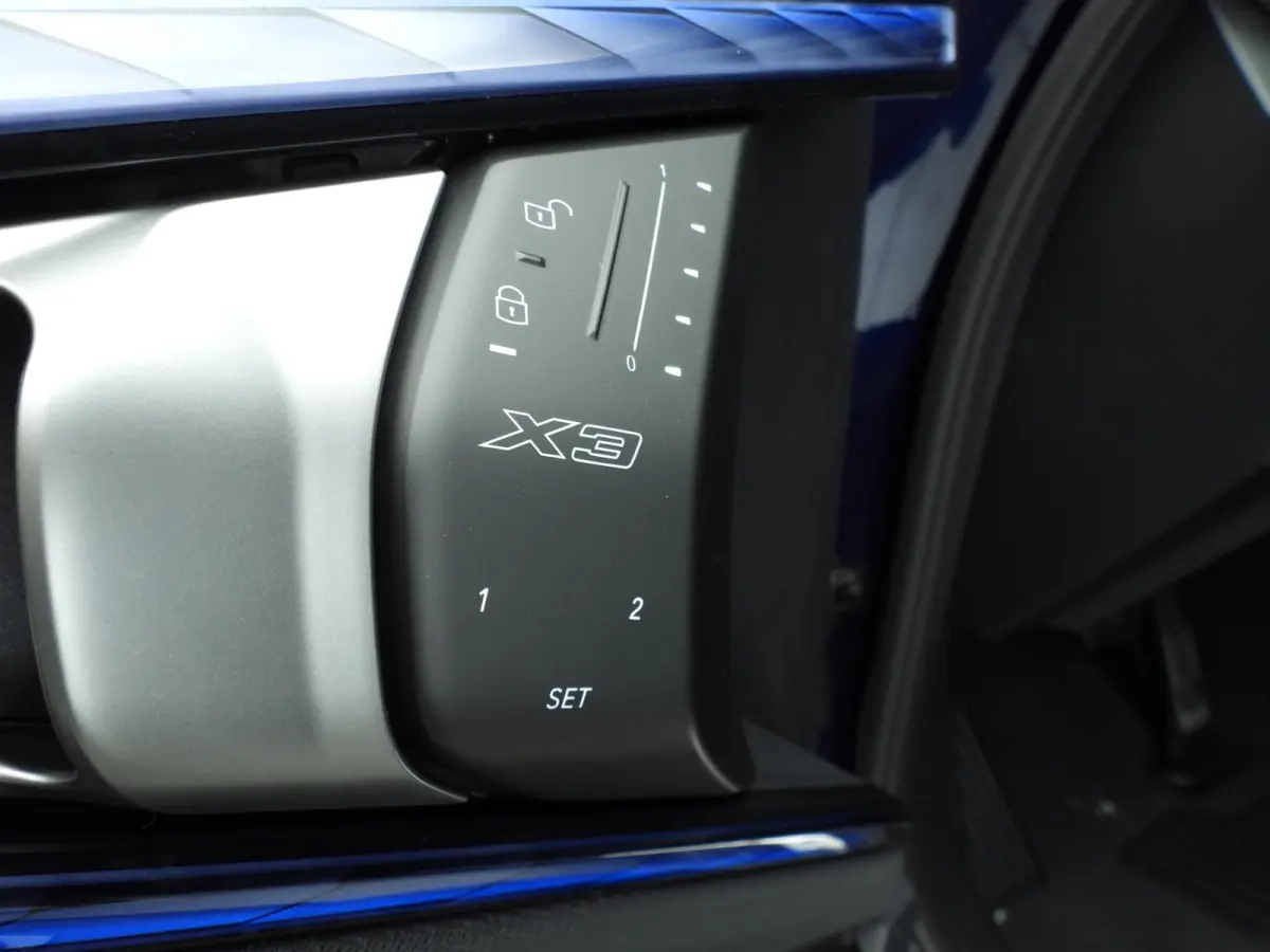 30e xDrive M-Sportpakket Pro / Panoramadak / Driving assist plus / Trekhaak Comfort pack / Alu wielen 21 inch