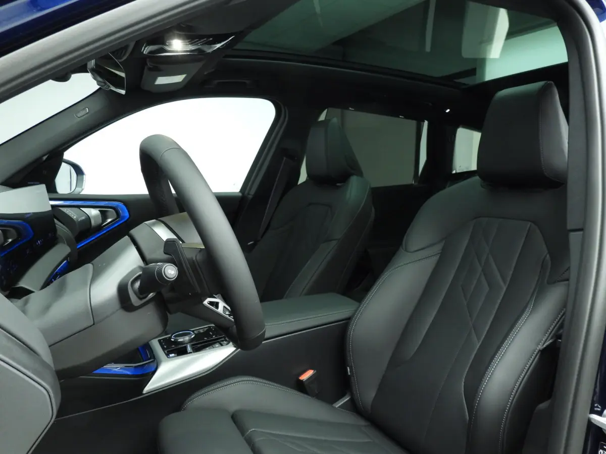 30e xDrive M-Sportpakket Pro / Panoramadak / Driving assist plus / Trekhaak Comfort pack / Alu wielen 21 inch