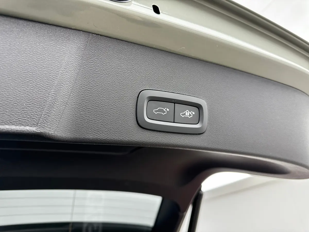 Twin AWD 408PK Ultimate 82kWh | 20" | Exterior Styling | Leder/Nubuck | Trekhaak | Getint Glas | Panoramadak | 360 Camera | Harman Kardon | Elektr. verst. Stoelen | Stoel/Stuurverwarming | W