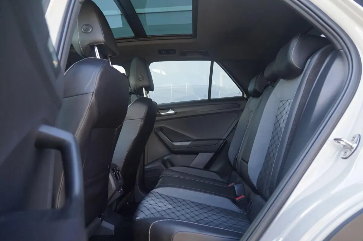 1.5 TSI 150pk DSG R-Line Business | Panoramadak | Trekhaak Afneembaar | IQ-light | Keyless