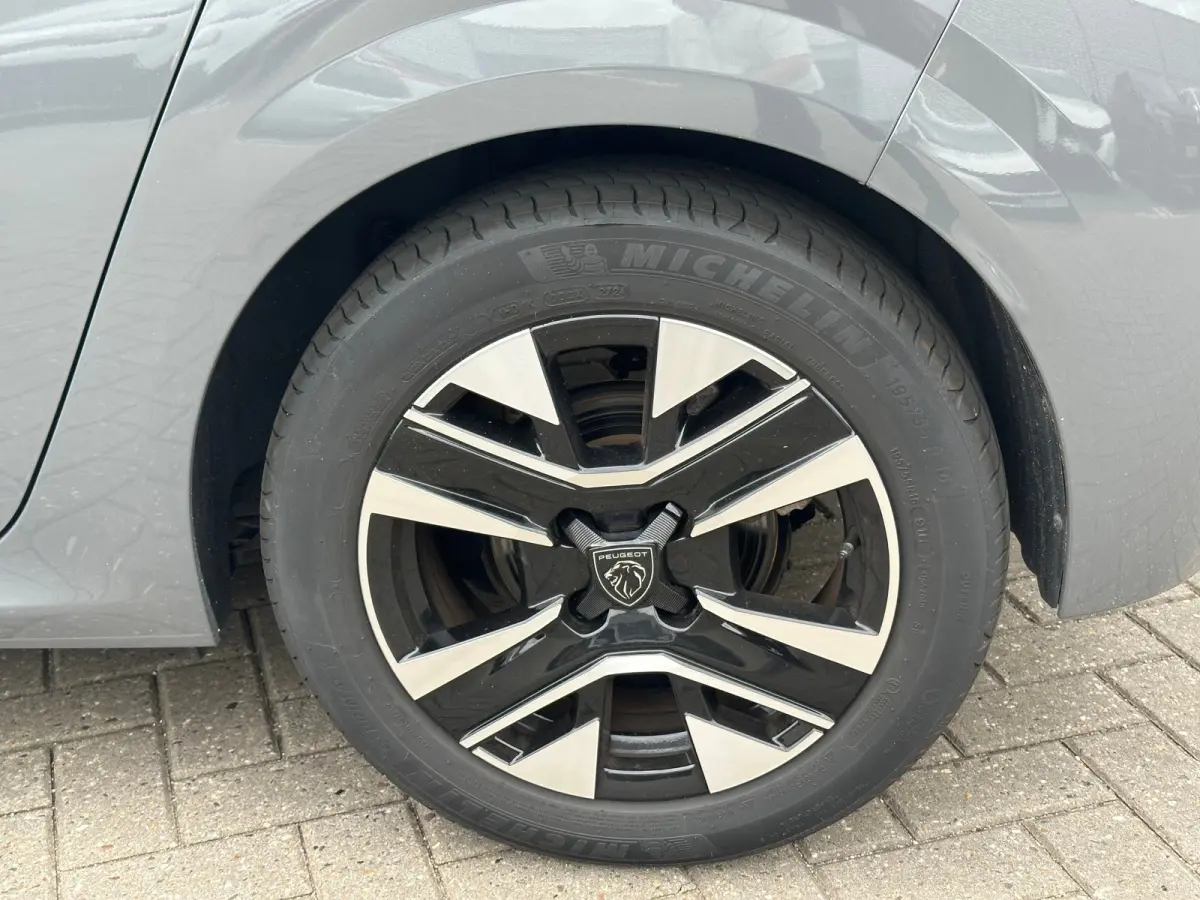 Hybrid 100 e-DCS6 Allure LED | 16" Lichtmetaal | Parkeersensoren Rondom | Carplay | Climate Control | Getinte ruiten. | Achterspoiler | Apple Carplay/Android Auto|telefoonintegratie premium 