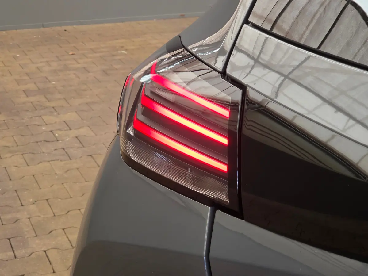 Hybrid 100 e-DCS6 Allure LED | 16" Lichtmetaal | Parkeersensoren Rondom | Carplay | Climate Control | Getinte ruiten. | Achterspoiler | Apple Carplay/Android Auto|telefoonintegratie premium 