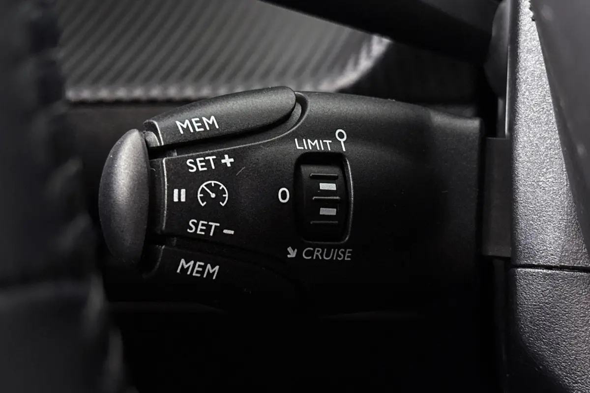 EV Allure Pack 50 kWh Camera Navi Apple CarPlay