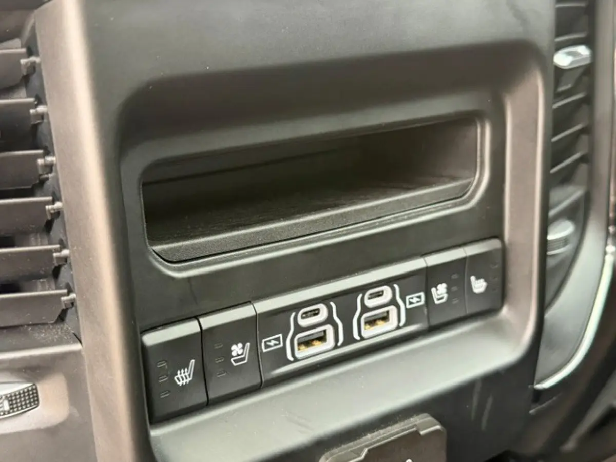 1500 5.7 V8 4x4 Crew Cab Limited RAMVOL!!