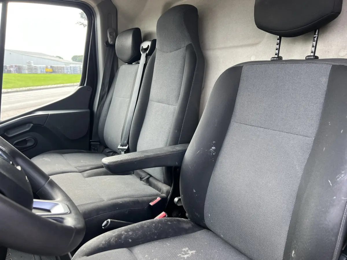 T35 2.3 dCi 135 L2H2 Work Edition