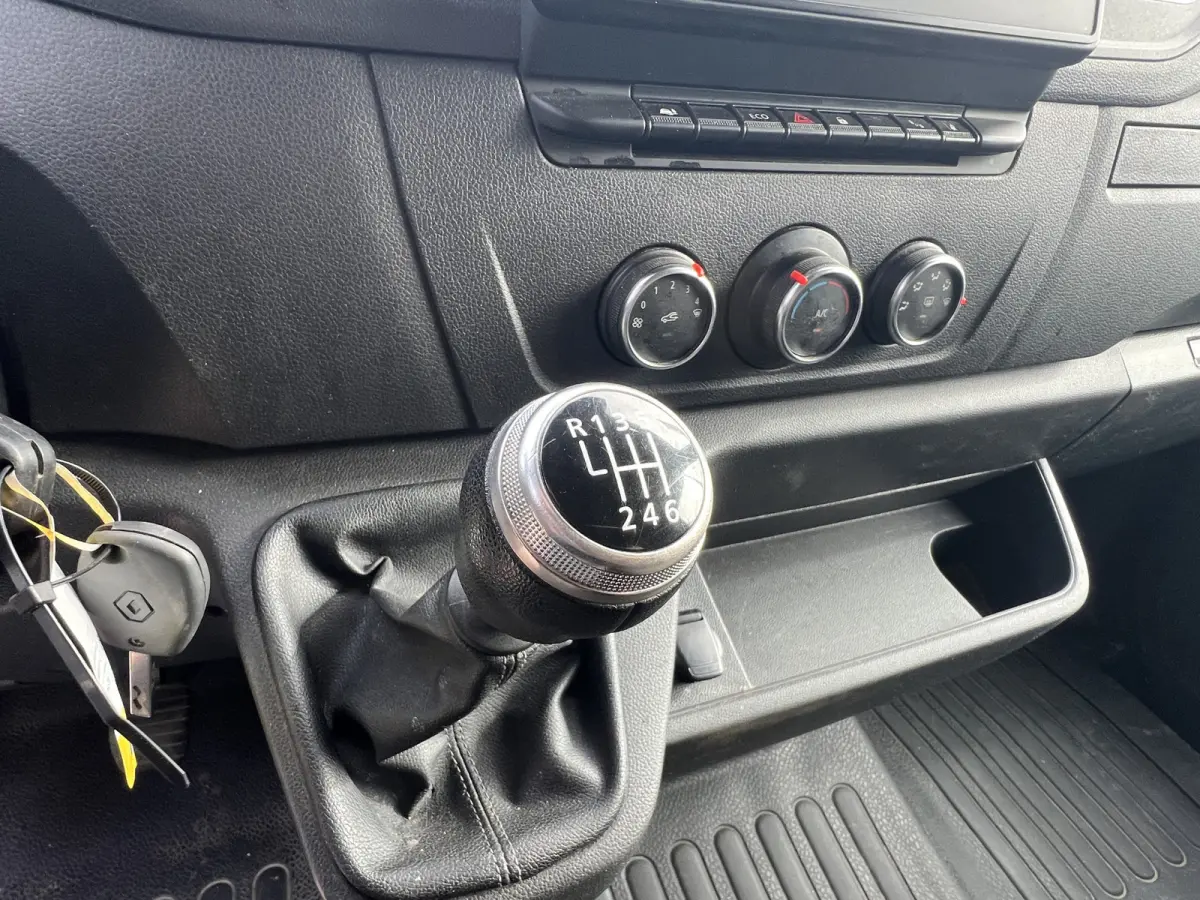 T35 2.3 dCi 135 L2H2 Work Edition