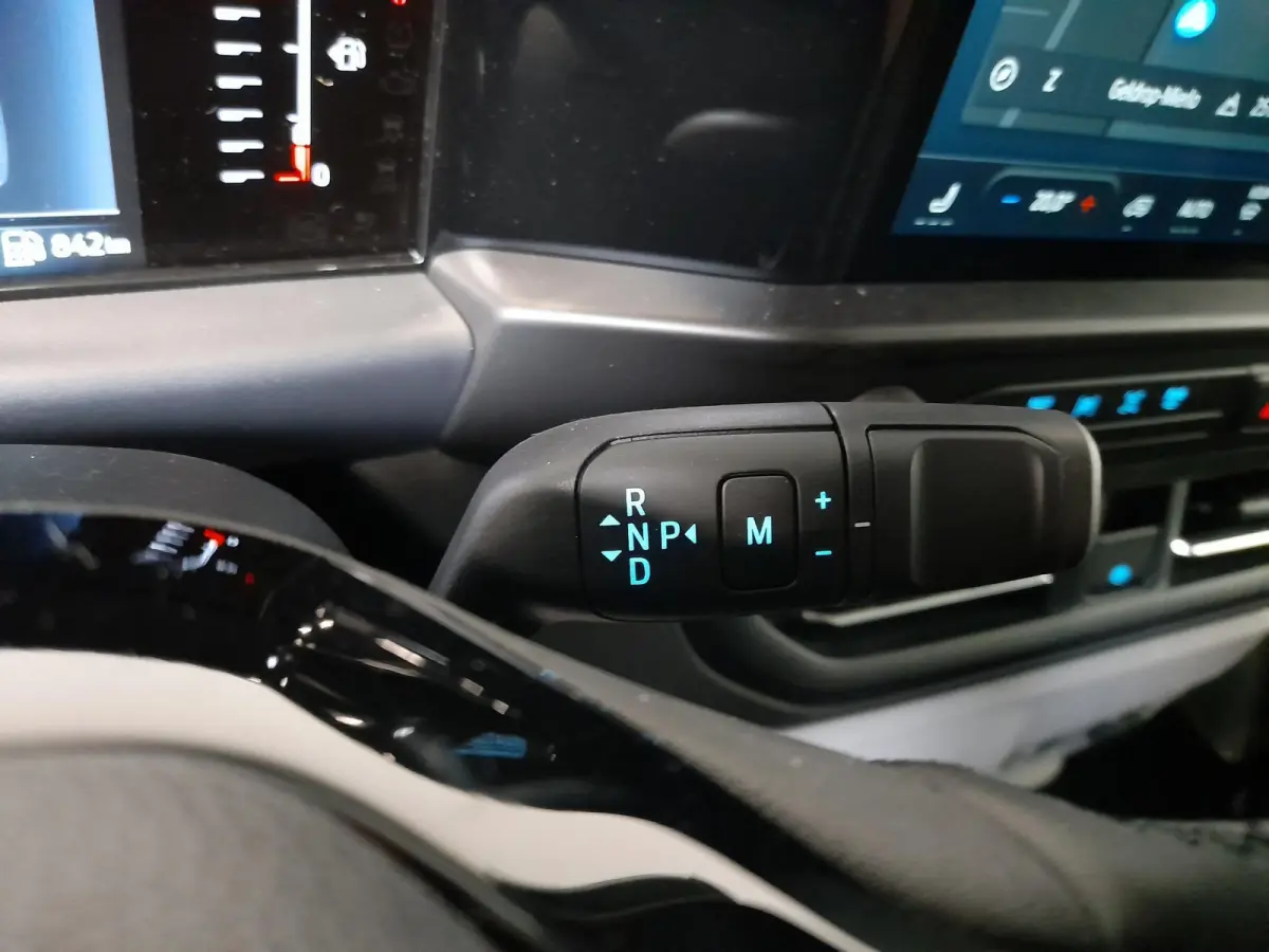 320 2.0 TDCI L2H1 Limited Automaat Airco Navigatie Cruise control Trekhaak