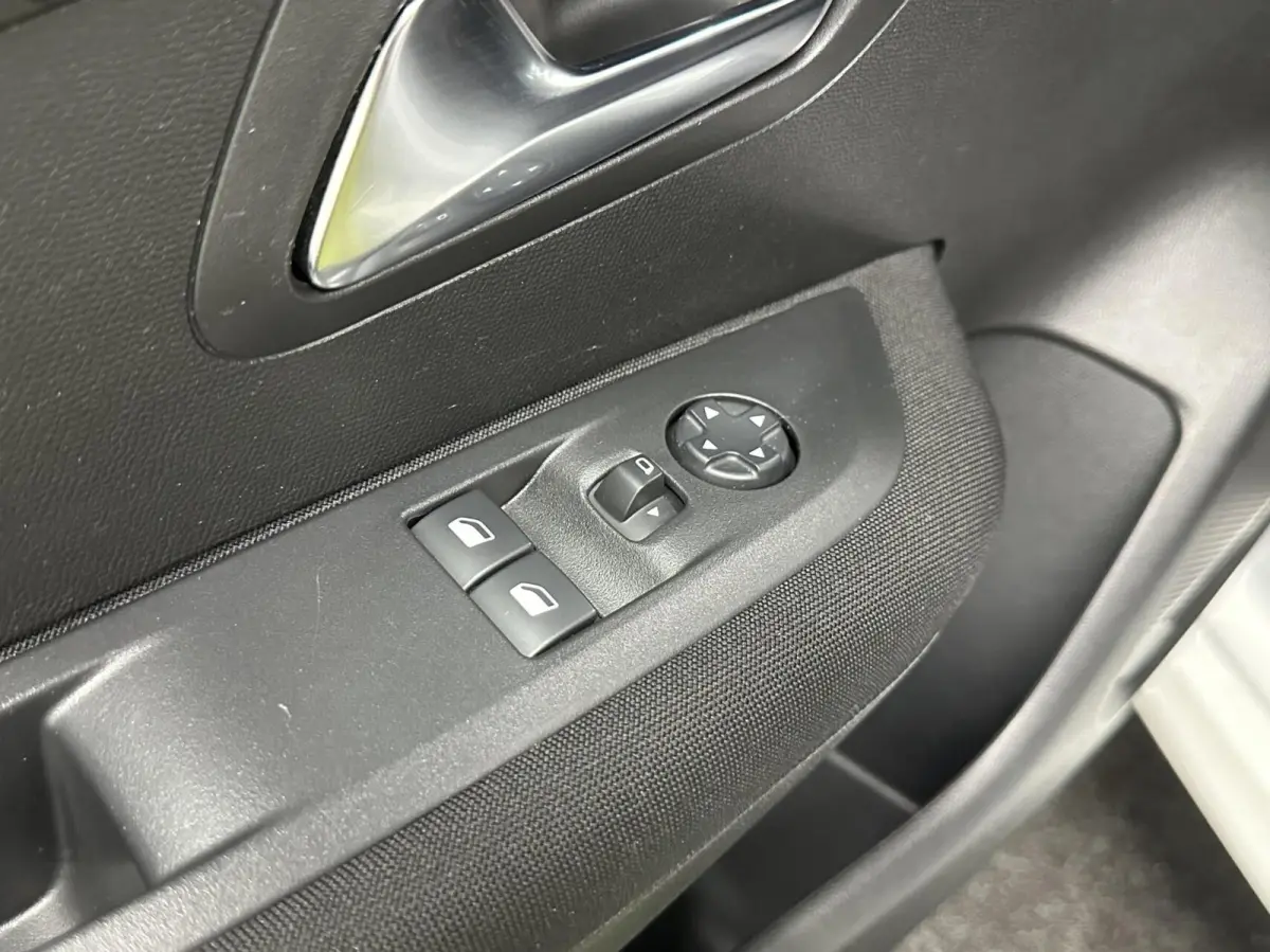 1.2 PureTech Active CRUISE CARPLAY NAVI 65000 KM.