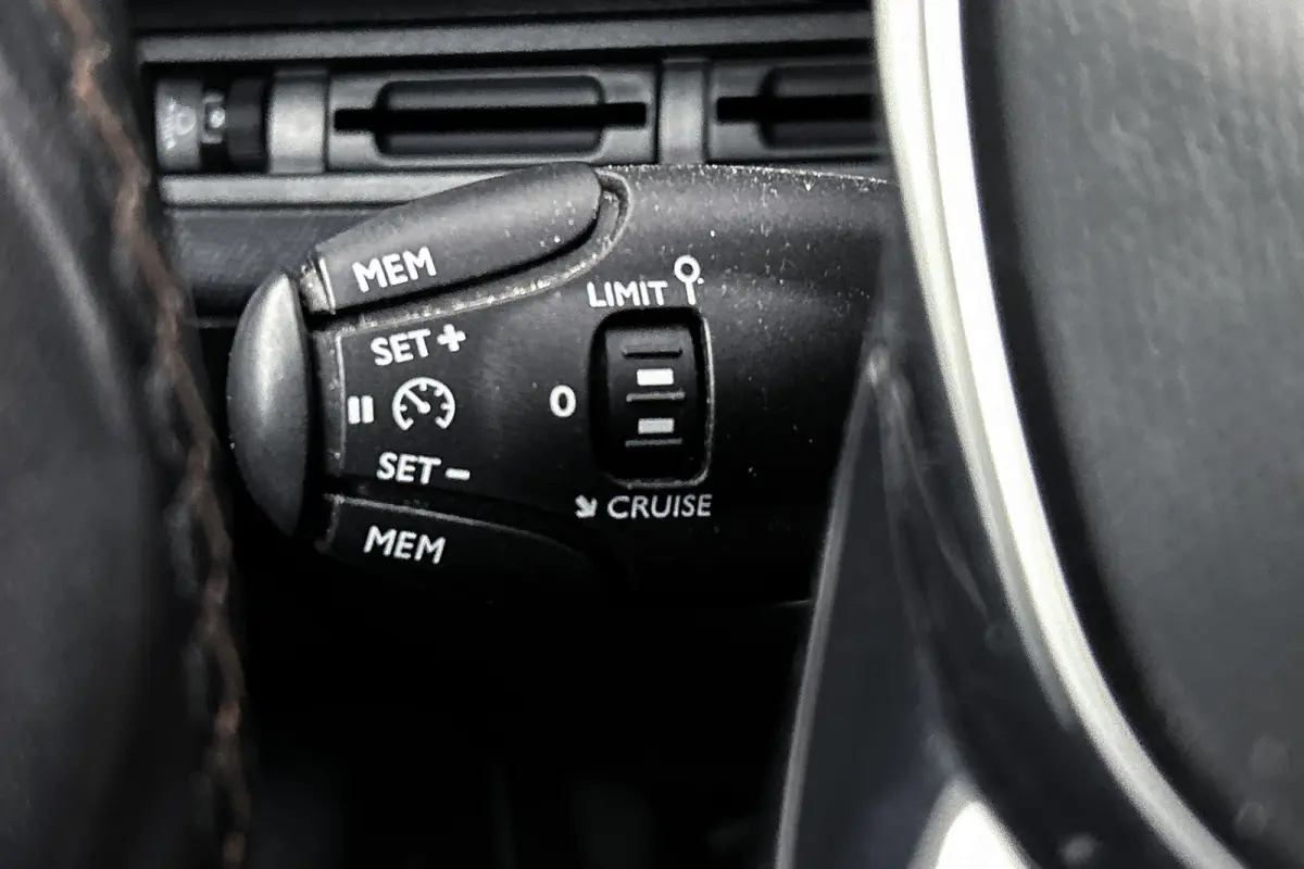 1.2 PureTech Active | Afneembare trekhaak | Navigatie | Airco