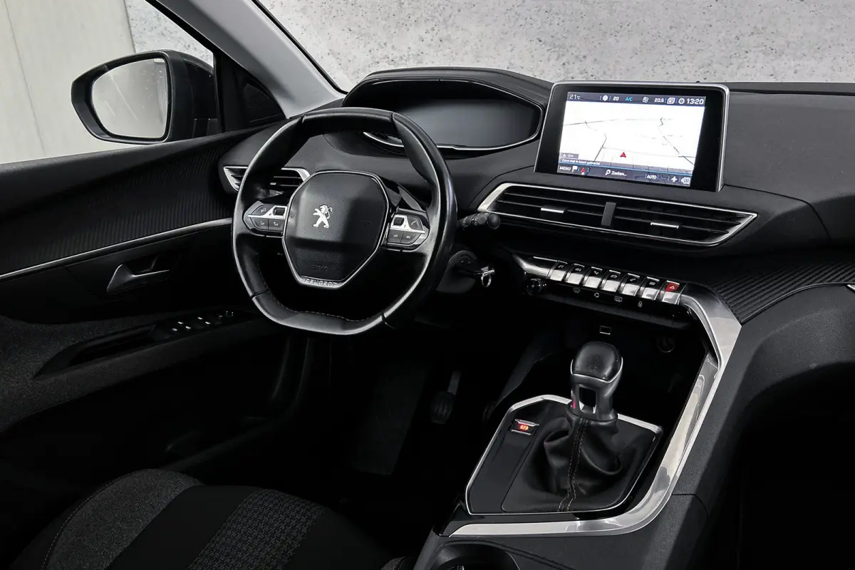 1.2 PureTech Active | Afneembare trekhaak | Navigatie | Airco