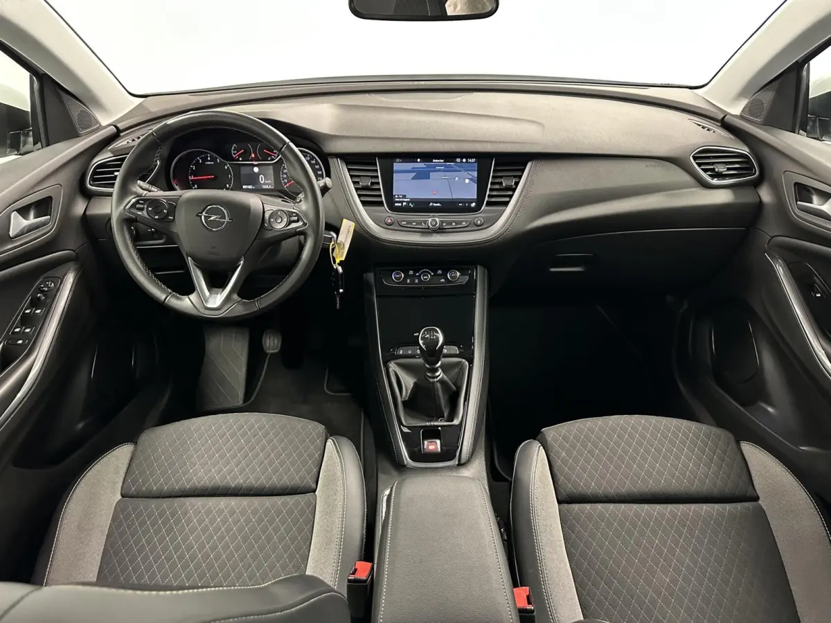 1.2 Turbo Business Executive CAMERA TREKHAAK CARPLAY LM NAVI ECC CRUISE.