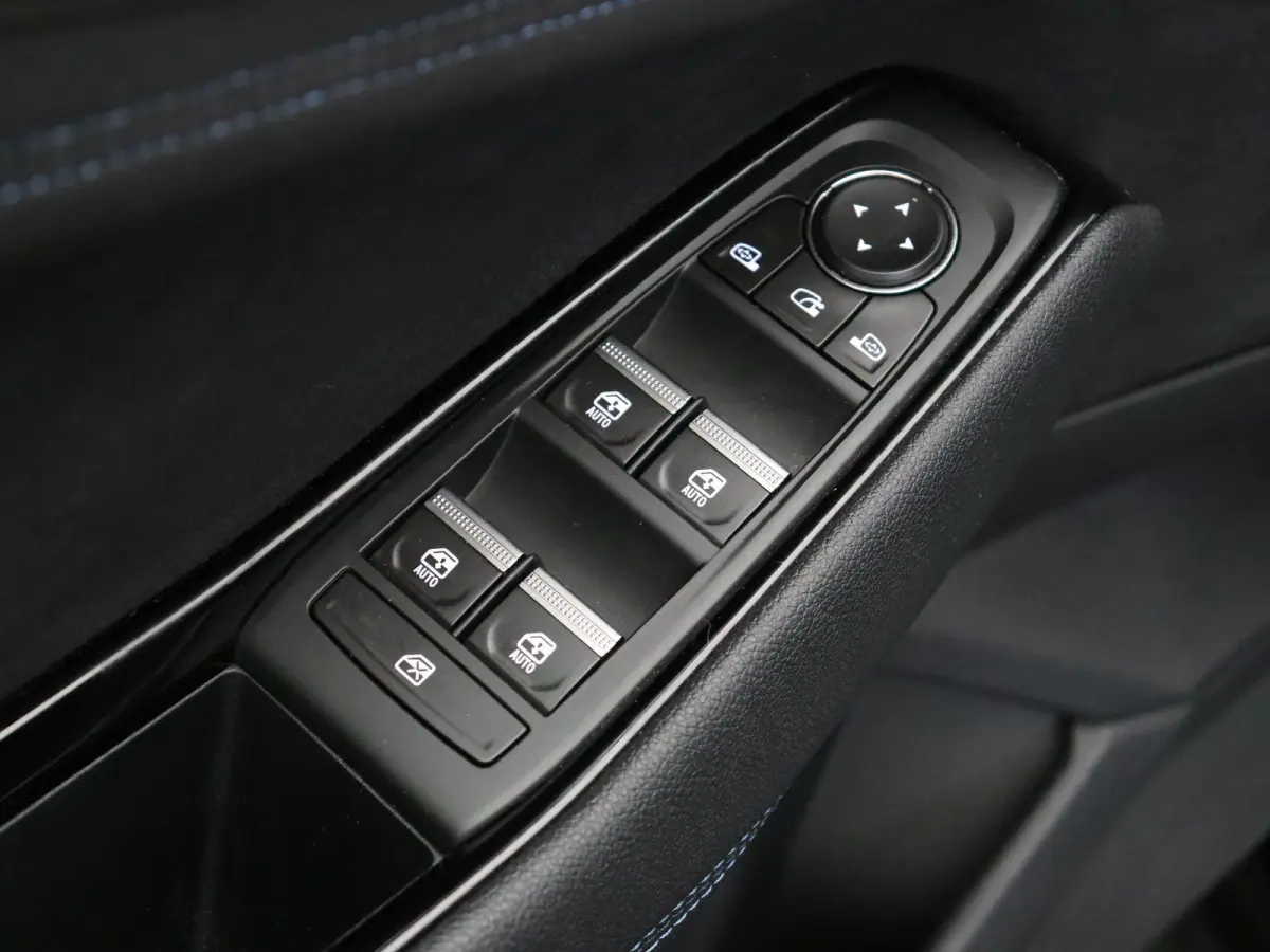 1.2 E-Tech full hybrid 200 techno esprit Alpine | Stoelverwarming | Voorruitverwarming | Elektrisch bedienbare stoelen | Achteruitrijcamera | Navigatie |