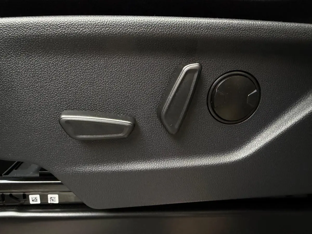 Titanium PHEV L2 8p / Panorama / memory / led / ca