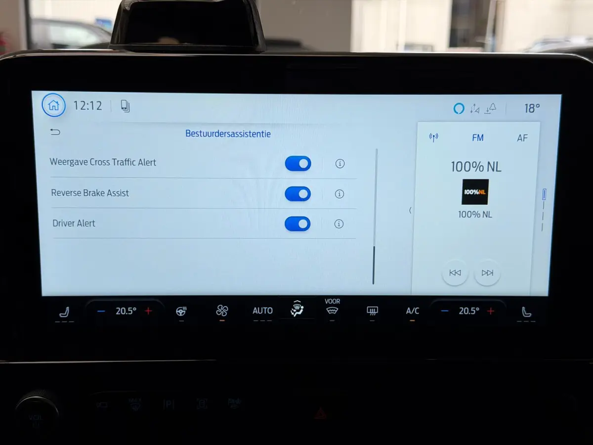 Titanium PHEV L2 8p / Panorama / memory / led / ca