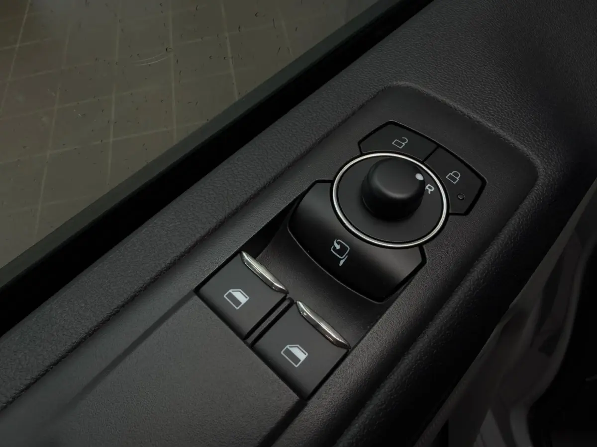 Titanium PHEV L2 8p / Panorama / memory / led / ca