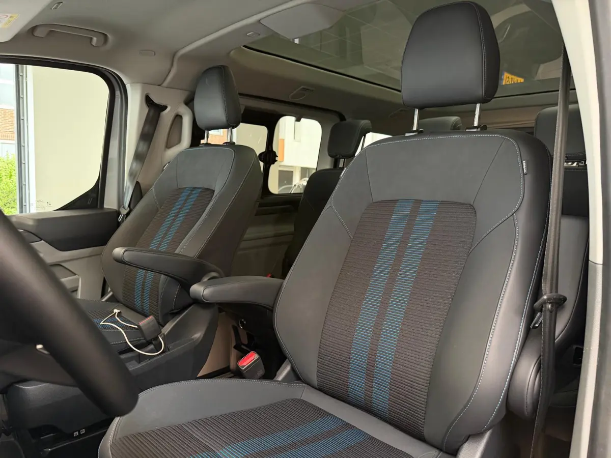 Titanium PHEV L2 8p / Panorama / memory / led / ca
