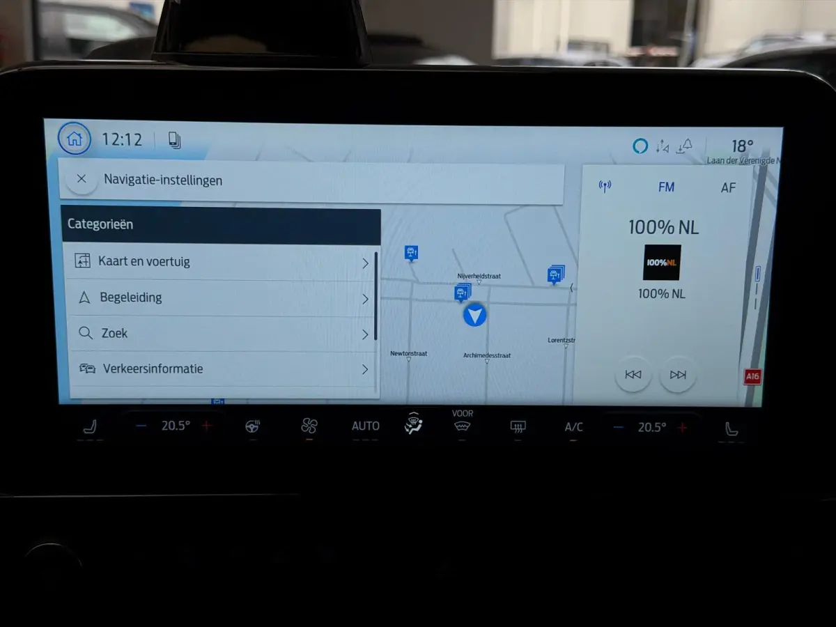 Titanium PHEV L2 8p / Panorama / memory / led / ca