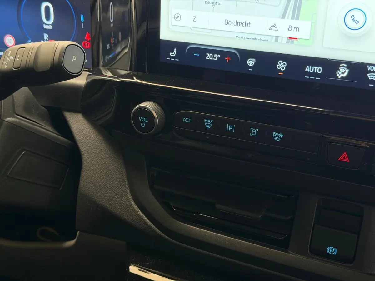 Titanium PHEV L2 8p / Panorama / memory / led / ca