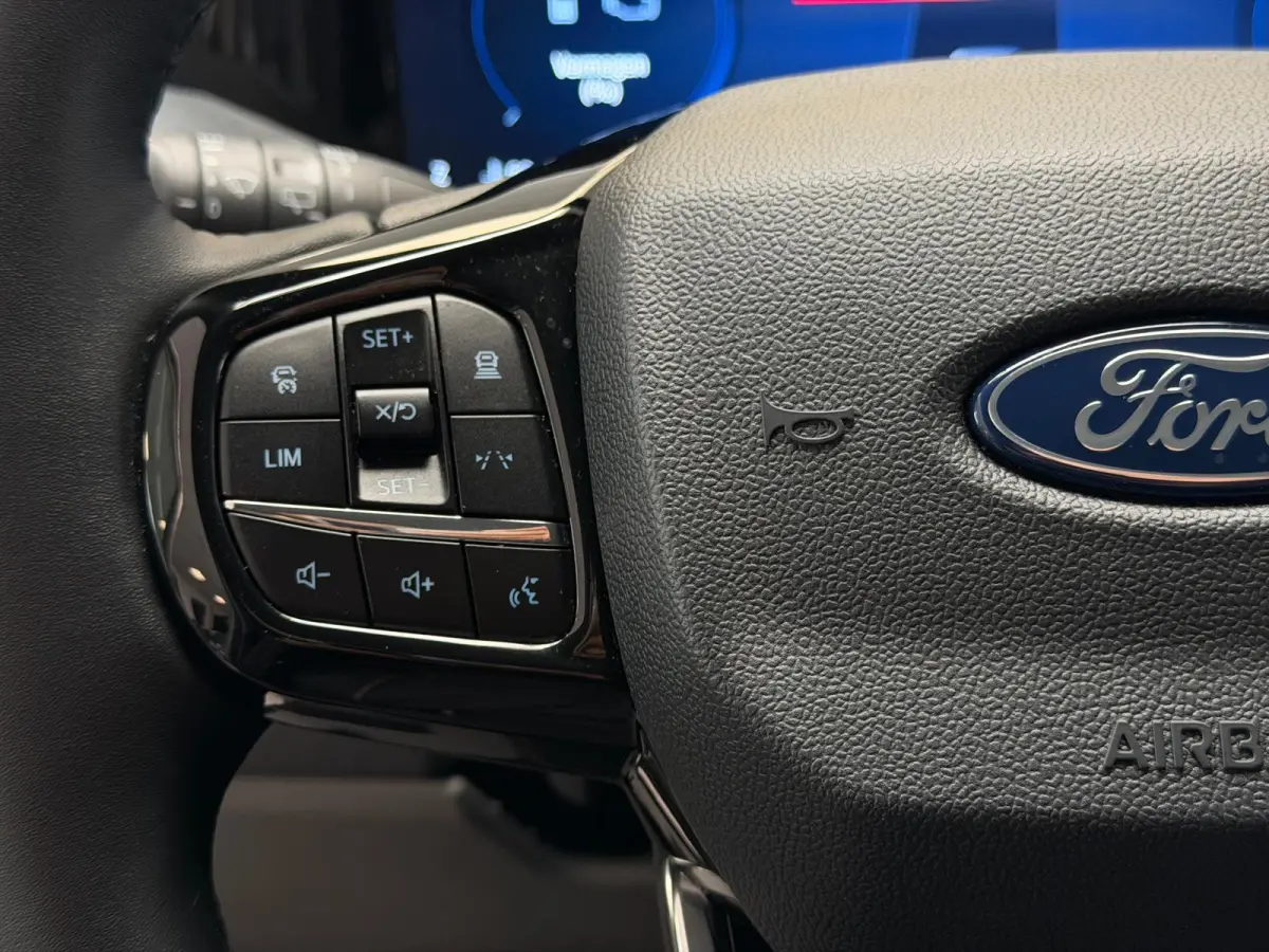 Titanium PHEV L2 8p / Panorama / memory / led / ca