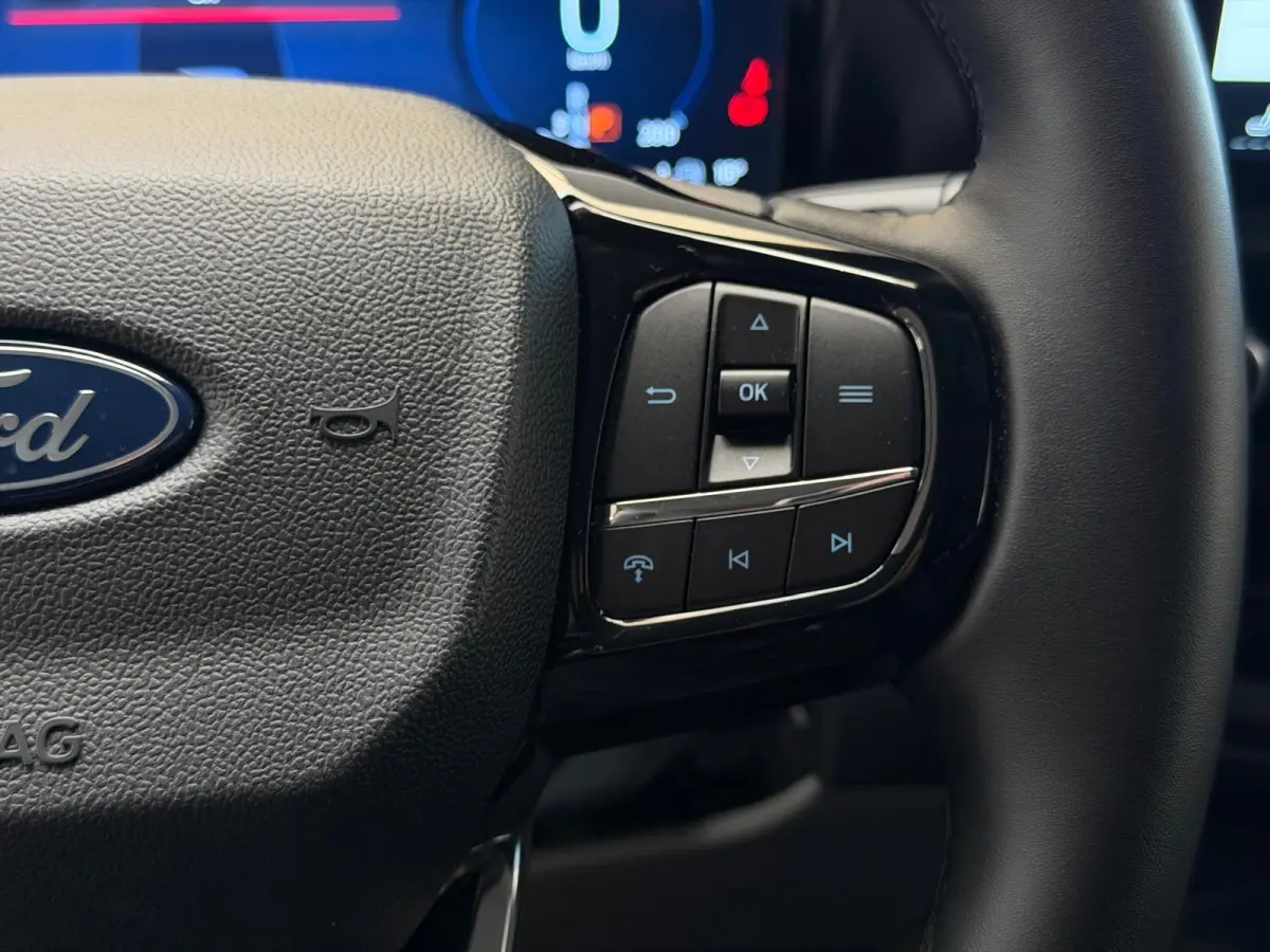 Titanium PHEV L2 8p / Panorama / memory / led / ca