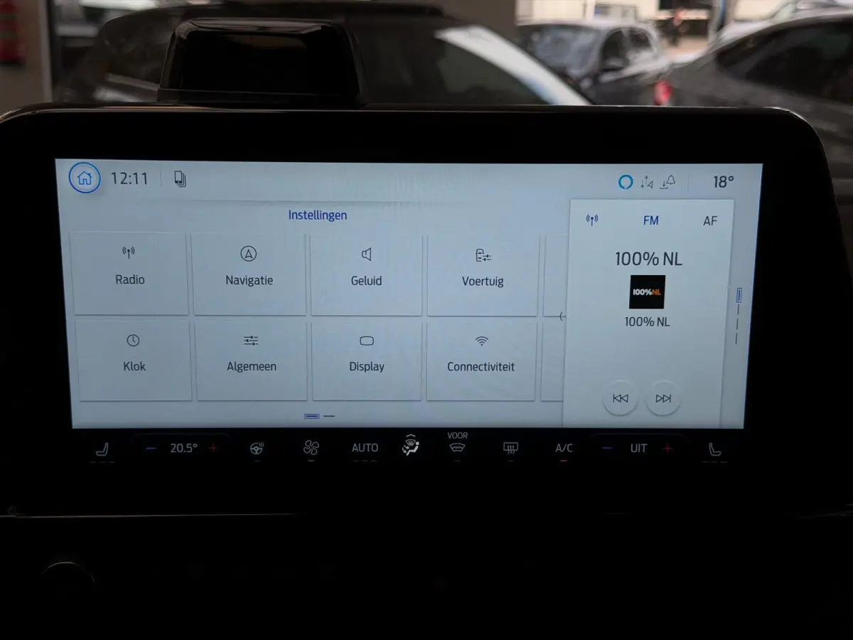 Titanium PHEV L2 8p / Panorama / memory / led / ca