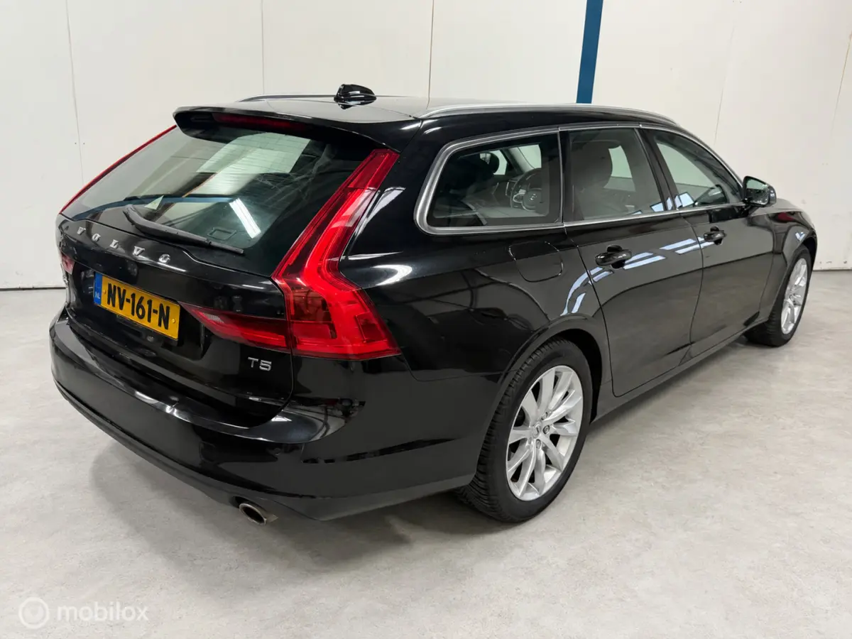 2.0 T5 Momentum NL-AUTO / DEALERHISTORIE / LEER