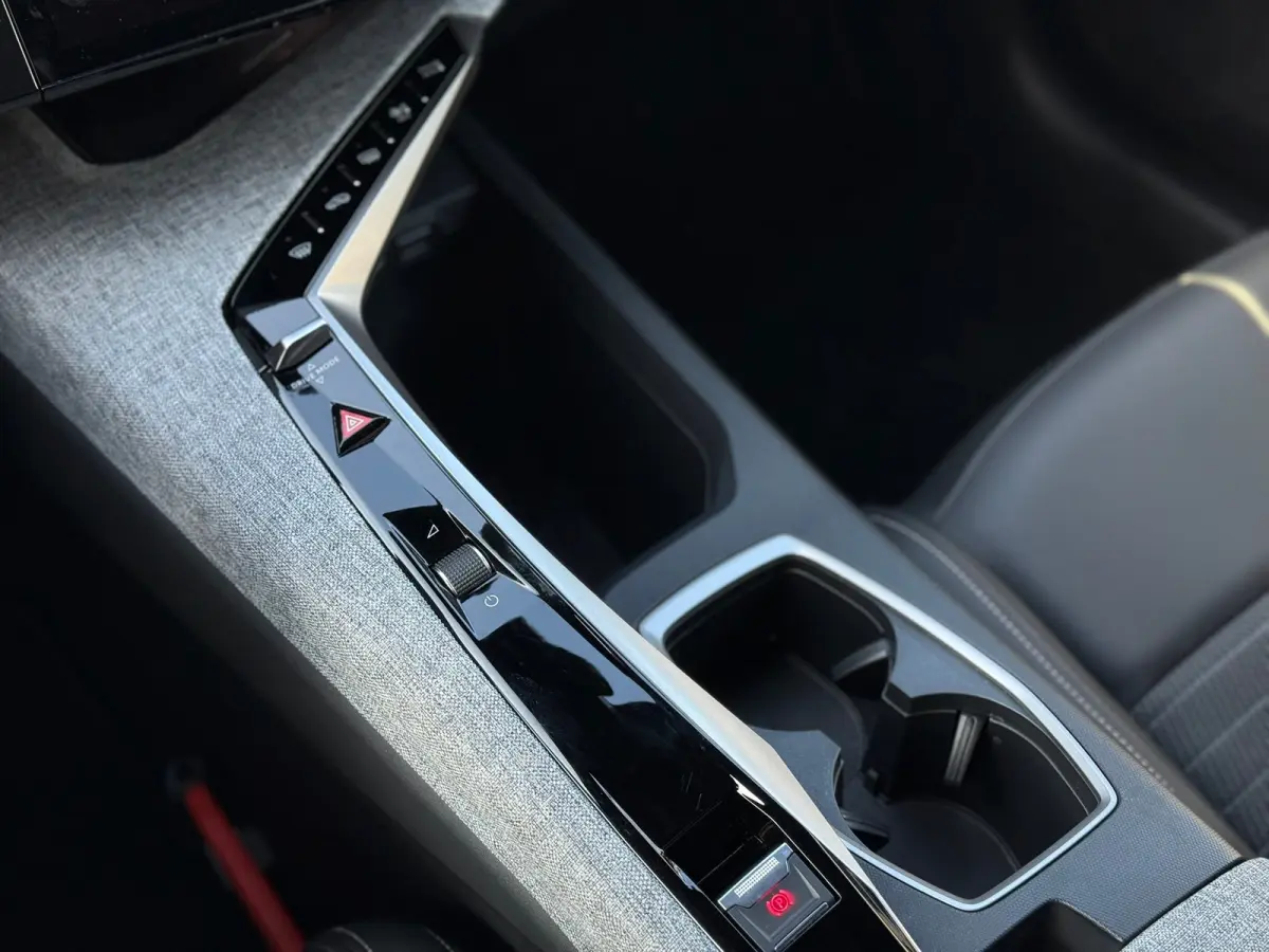 1.2 Hybrid 136 Allure 360 camera | Adeptieve cruise control met stop& go| stuurwiel verwarmig | Keyless entry | Dodehoek detectie