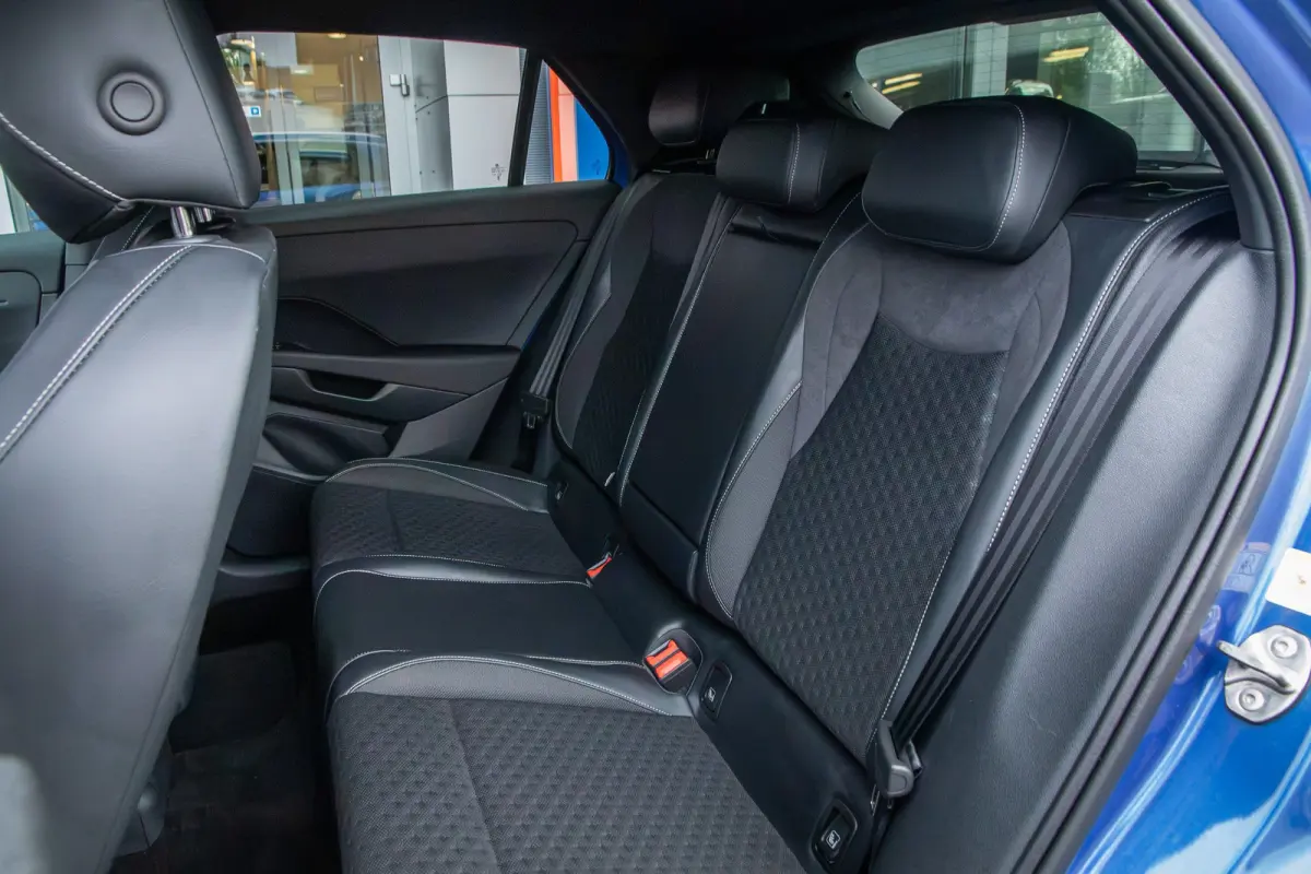 1.5 eTsi R-Line First Edition | Adaptive Cruise control | Matrix koplamen | Elektrisch bedienbare achterklep | Stoelverwarming | Achteruitrijcamera | Appelcarplay/Android auto | Achteruitrij