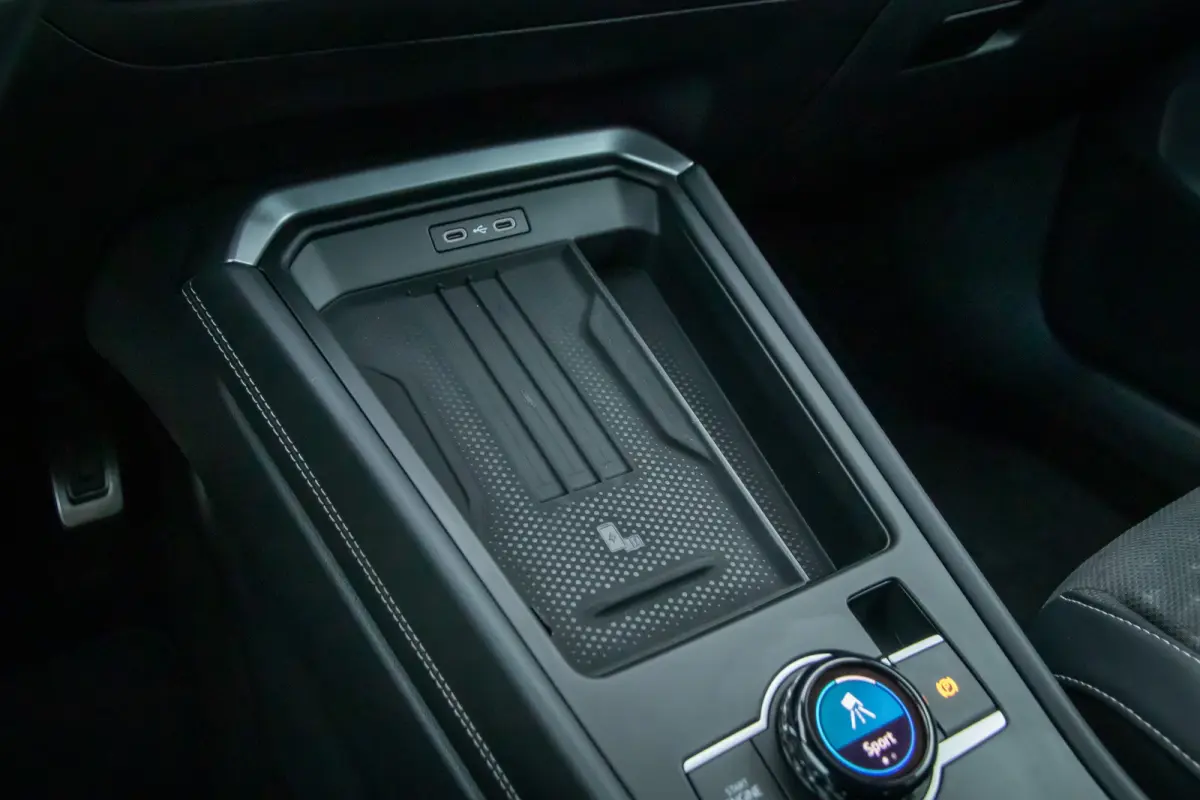 1.5 eTsi R-Line First Edition | Adaptive Cruise control | Matrix koplamen | Elektrisch bedienbare achterklep | Stoelverwarming | Achteruitrijcamera | Appelcarplay/Android auto | Achteruitrij