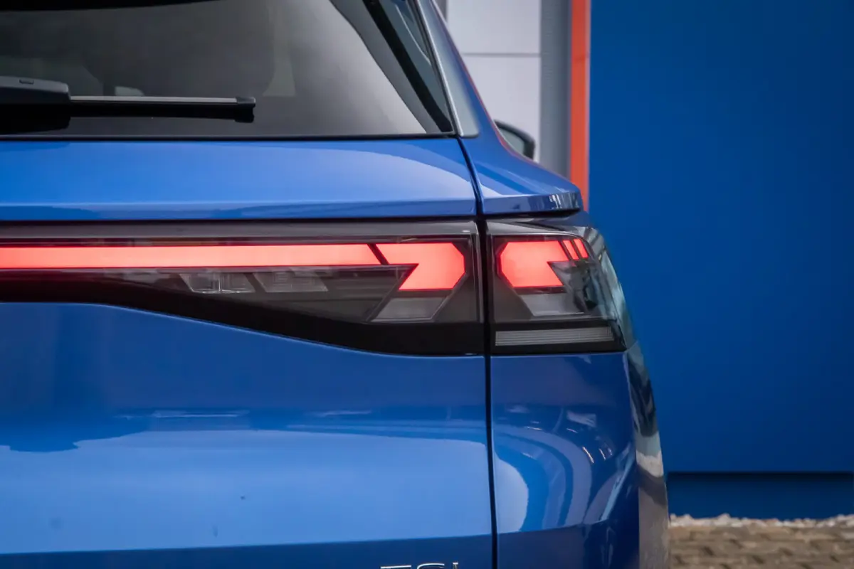 1.5 eTsi R-Line First Edition | Adaptive Cruise control | Matrix koplamen | Elektrisch bedienbare achterklep | Stoelverwarming | Achteruitrijcamera | Appelcarplay/Android auto | Achteruitrij
